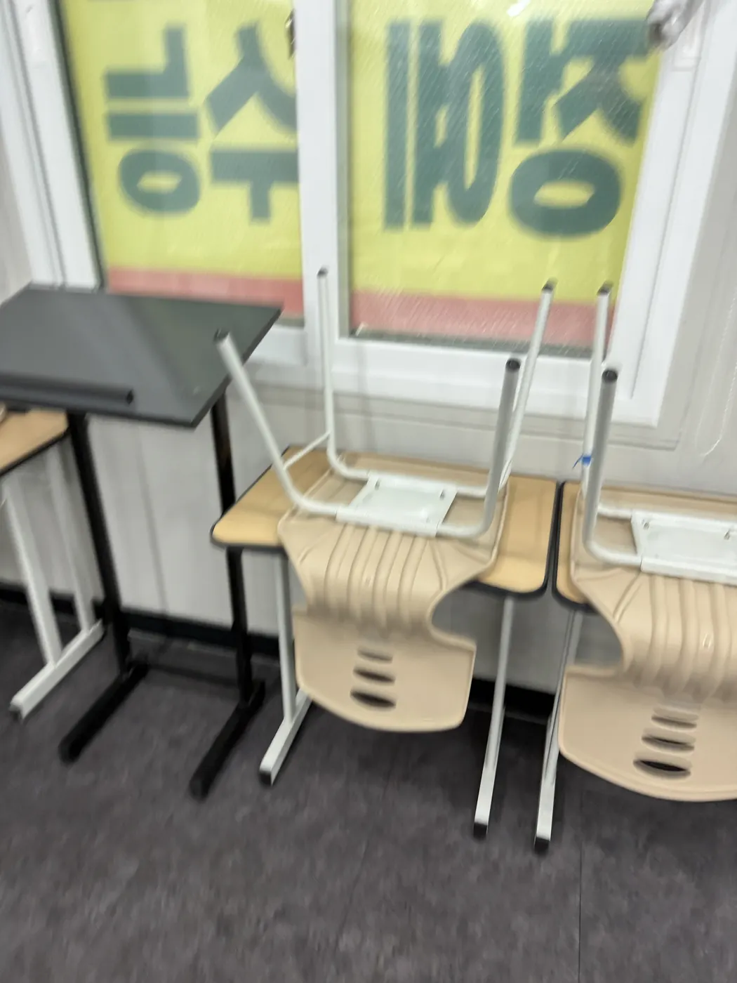 다율동 학원청소 시공 현장 — 복도 바닥 관리