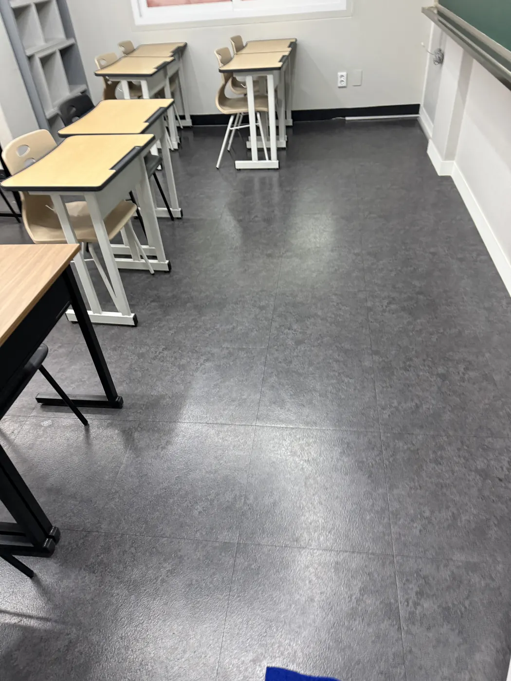 청평면 학원청소 시공 현장 — 복도 바닥 관리