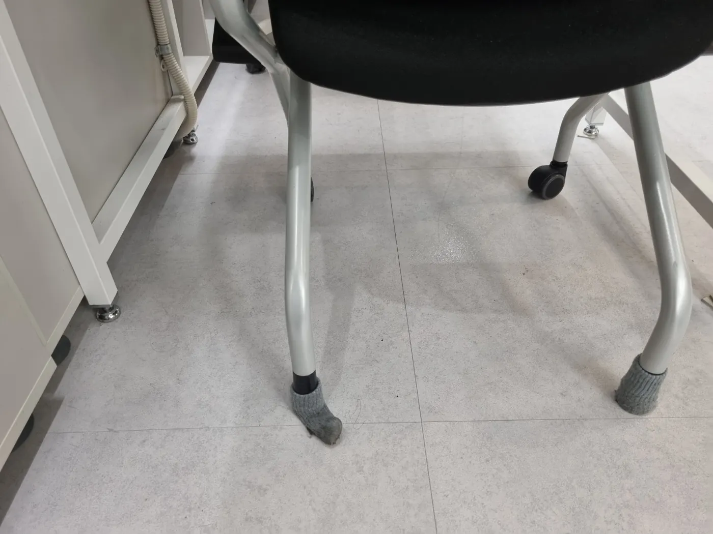 좌석 사이 바닥 — 신서면 학원청소 현장