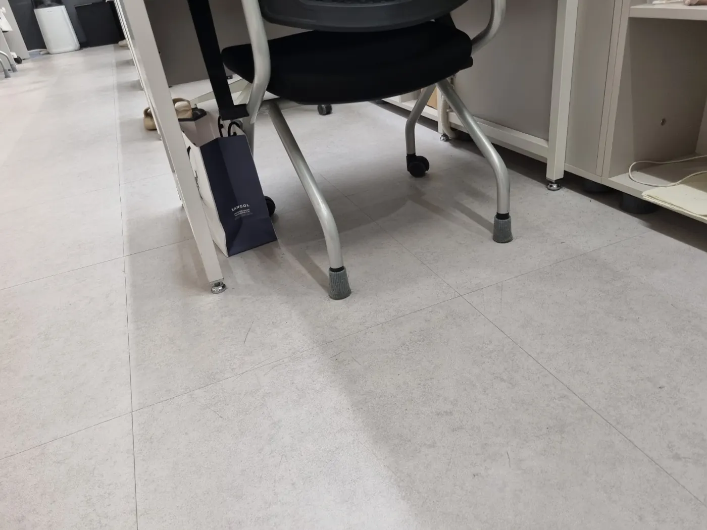 별내면 학원청소 시공 현장 — 좌석 사이 바닥