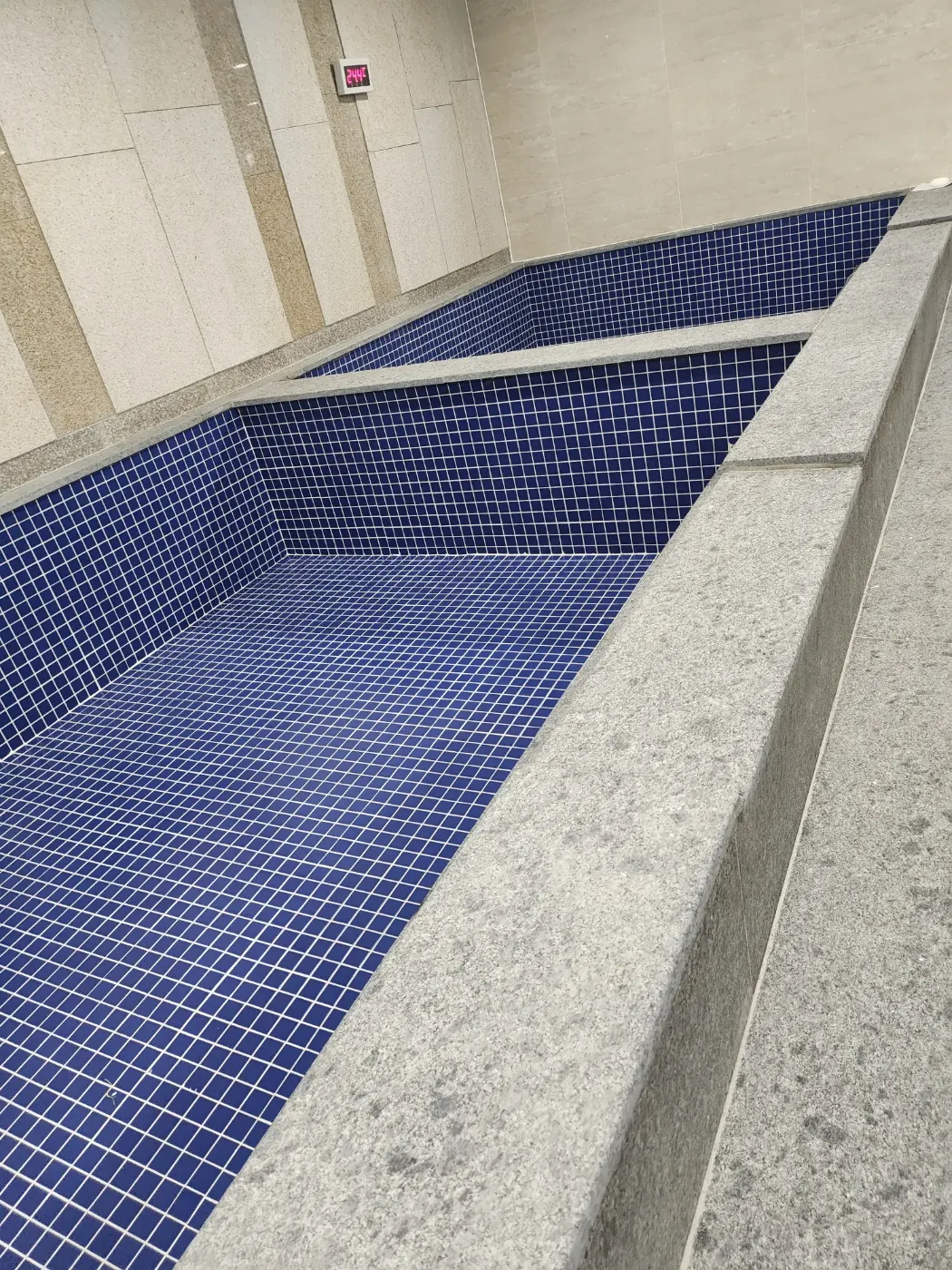 동두천시 목욕탕청소 시공 현장 — 탕 내부 세정