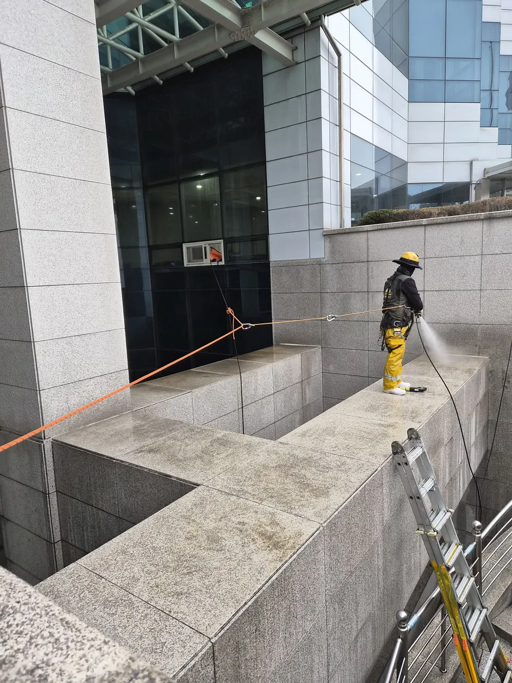 가평군 외벽청소 시공 현장 — 로프 작업