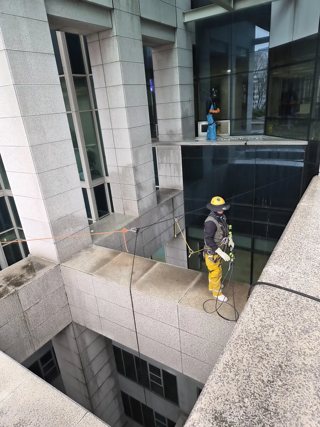 경기북부 외벽청소 시공 현장 — 로프 작업