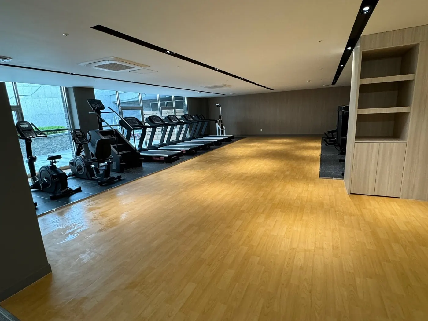 동두천시 헬스장청소 시공 현장 — 운동기구 관리