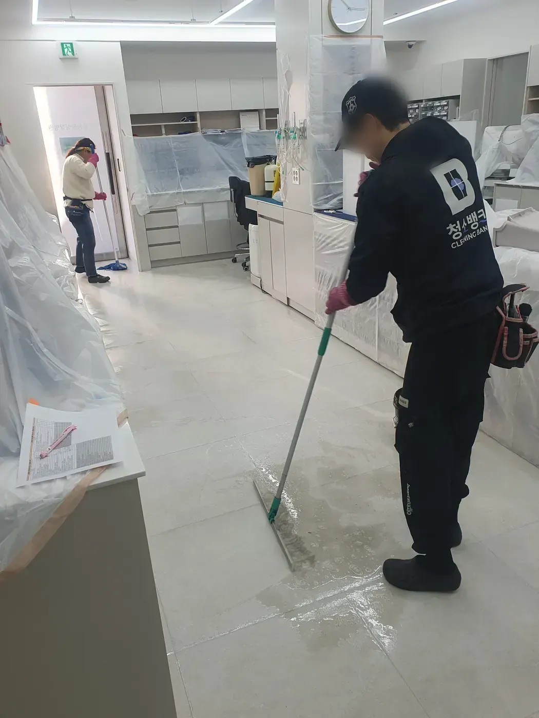 바닥 물걸레 마감 — 맥금동 병원청소 현장