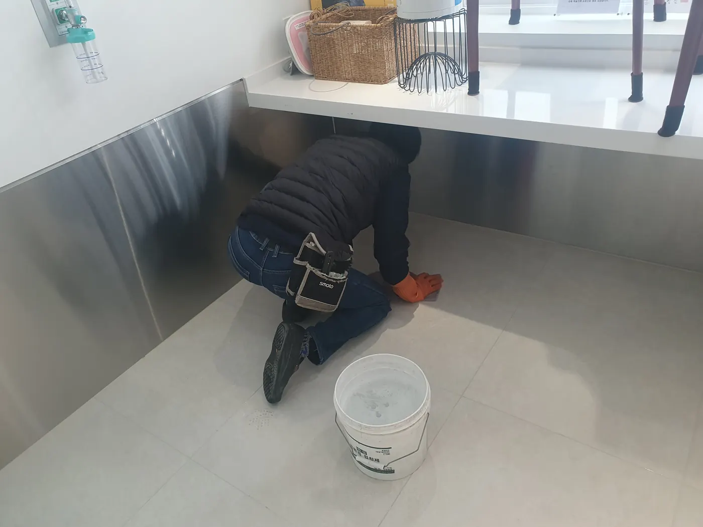바닥 물걸레 마감 — 경기북부 병원청소 현장