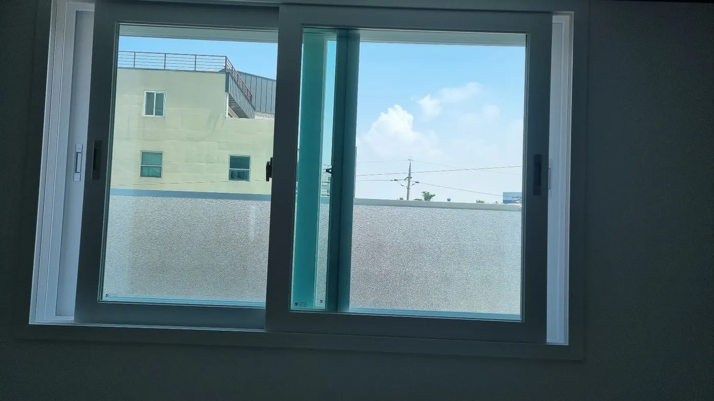 창틀 레일 청소 — 동두천시 입주청소 현장