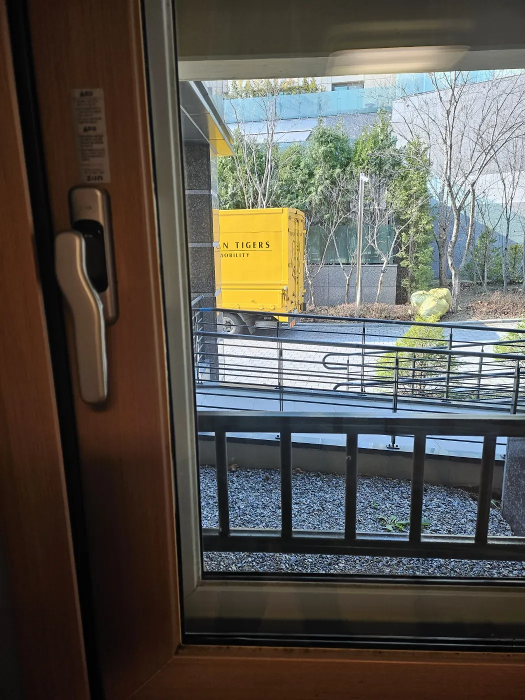 창틀 레일 청소 — 설악면 입주청소 현장
