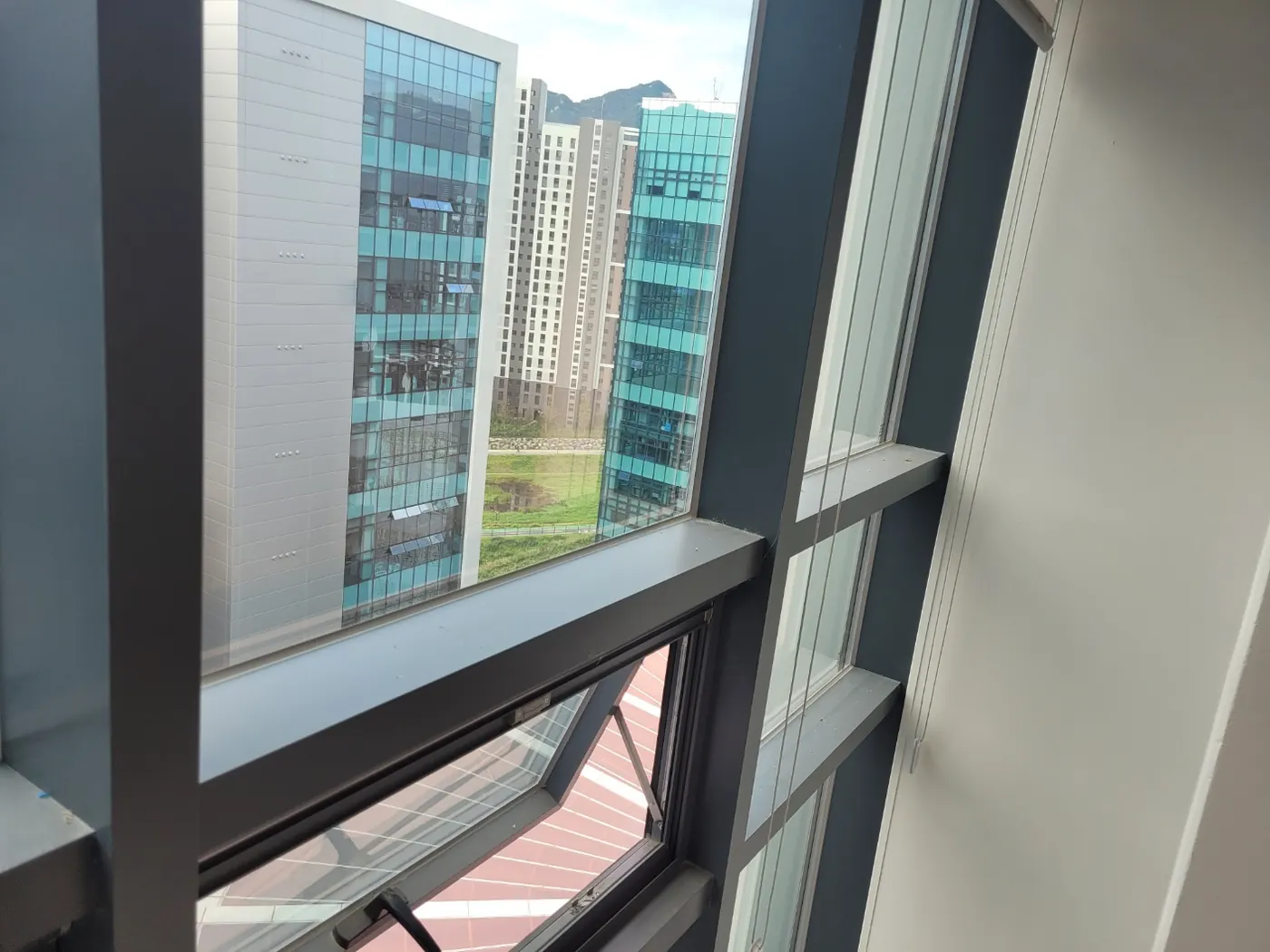 창호 프레임 마감 — 조종면 사무실청소 현장