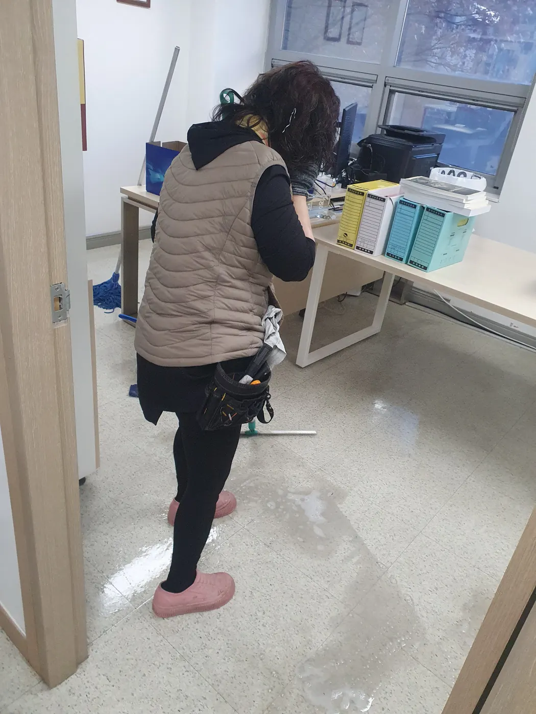 바닥 물걸레 마감 — 남면 사무실청소 현장