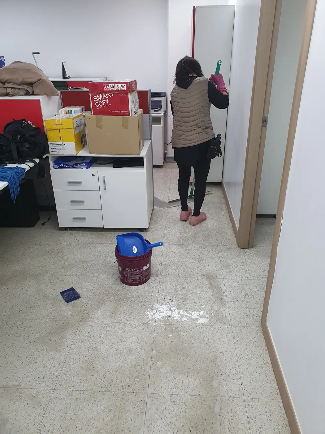 바닥 물걸레 마감 — 파주시 사무실청소 현장