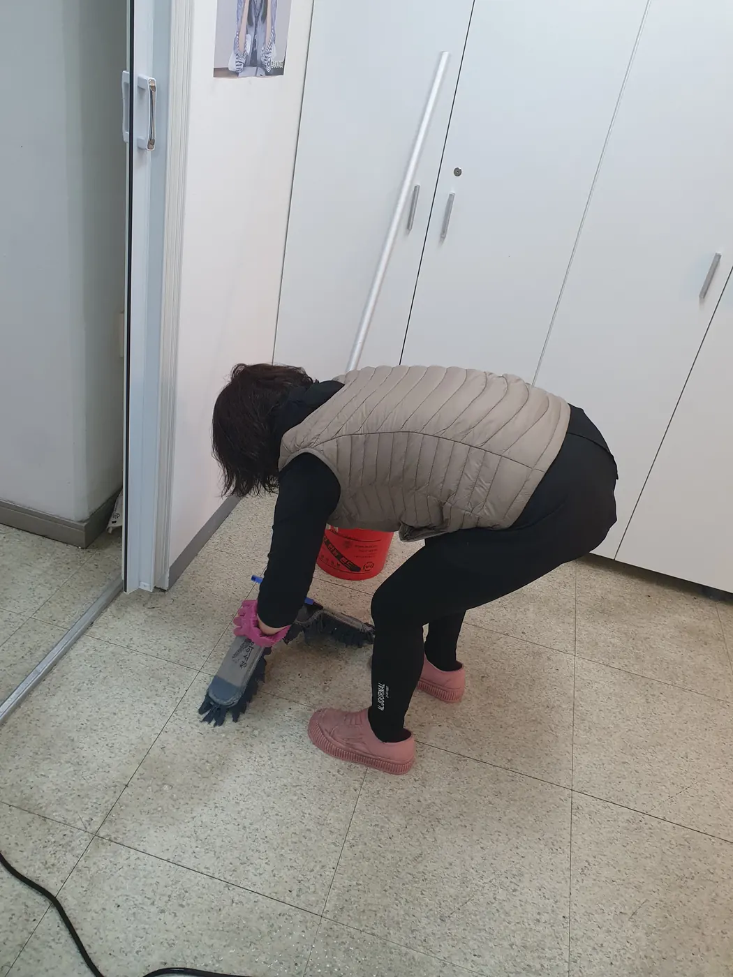 바닥 물걸레 마감 — 연천군 사무실청소 현장
