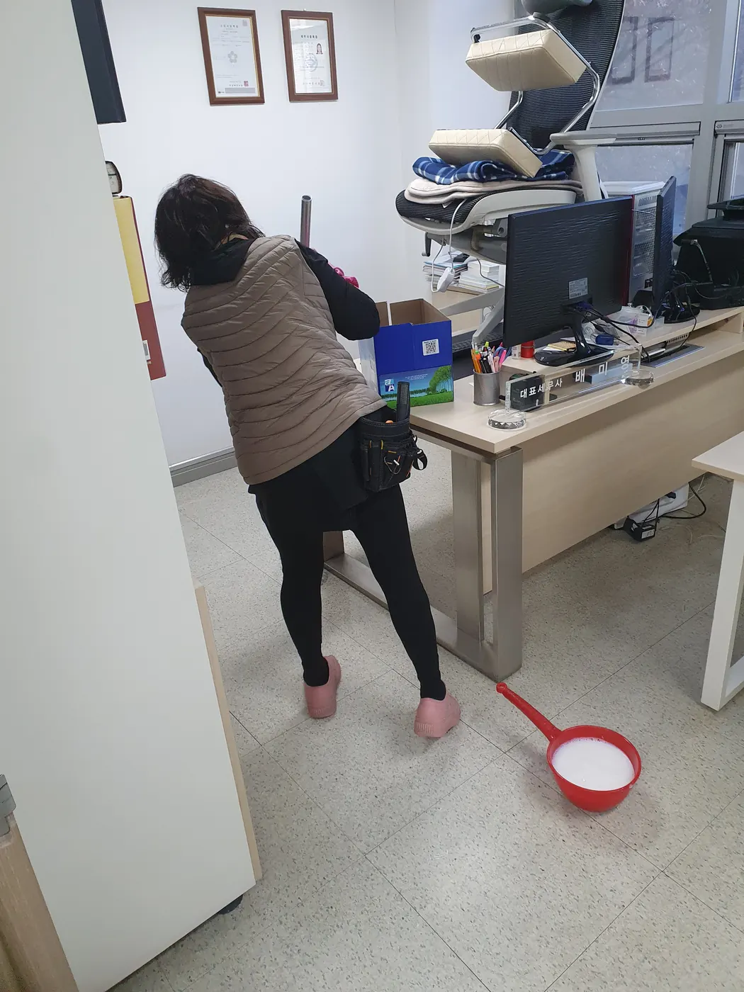 바닥 세정 진행 — 만송동 사무실청소 현장