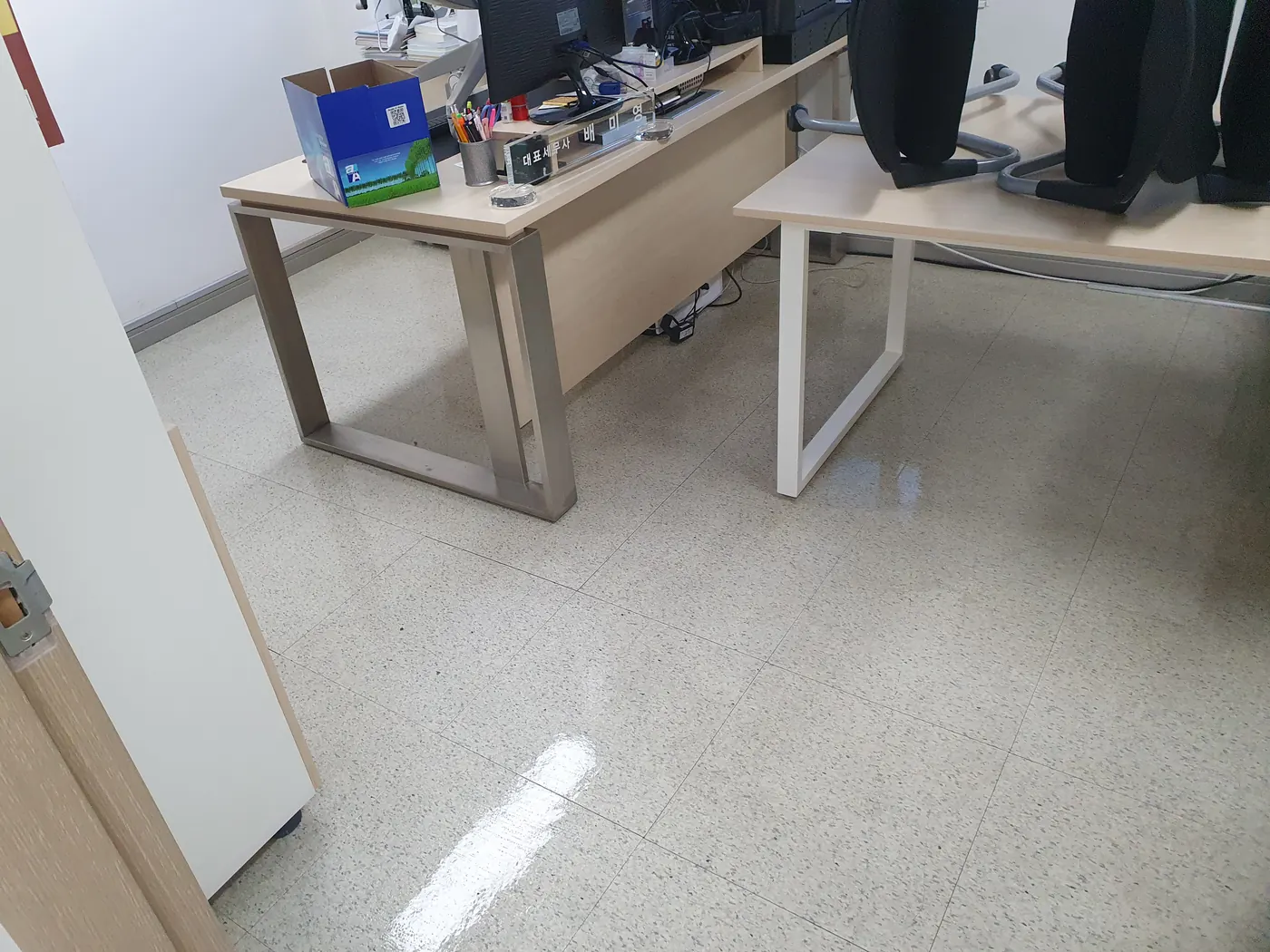 바닥 세정 진행 — 가평군 사무실청소 현장