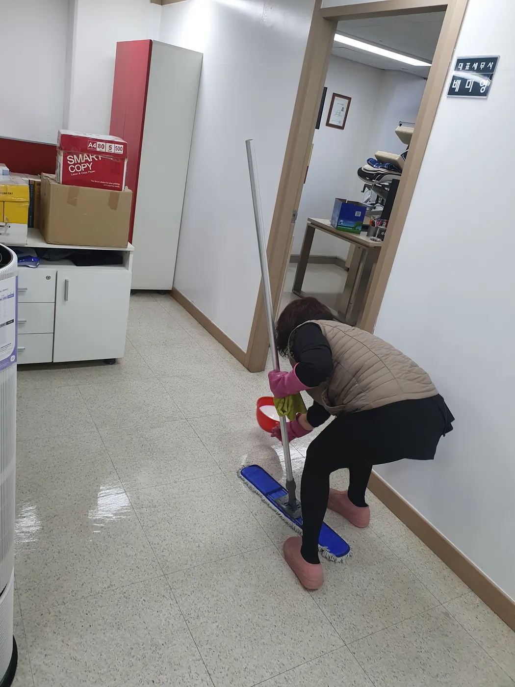바닥 물걸레 마감 — 포천시 사무실청소 현장