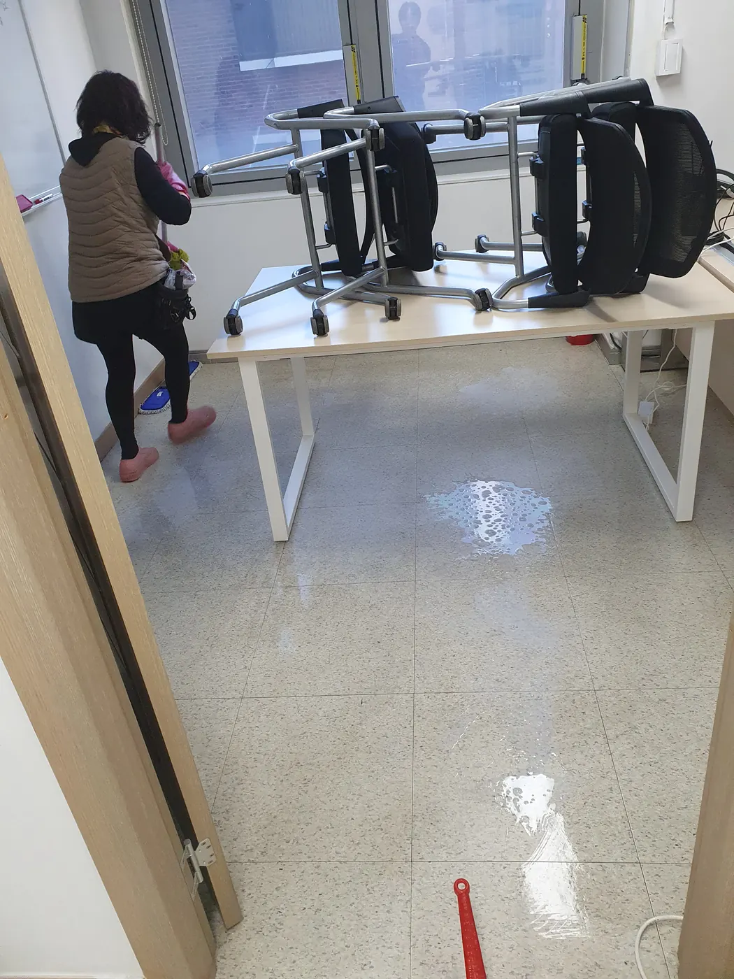 바닥 물걸레 마감 — 하봉암동 사무실청소 현장