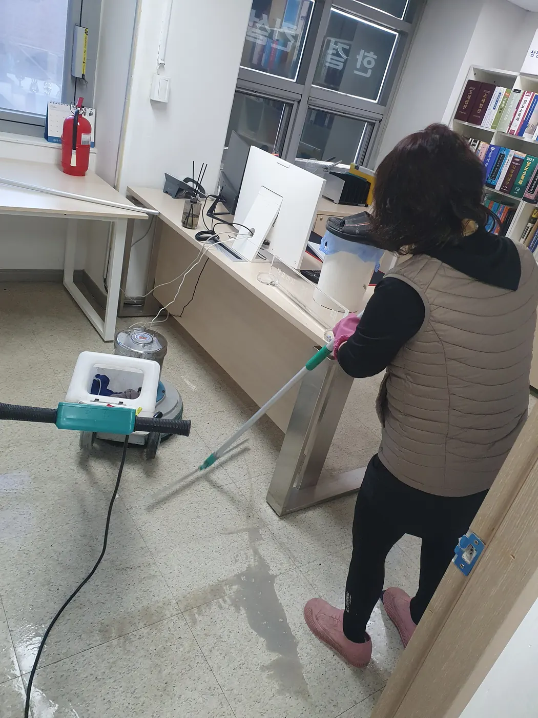 바닥 폴리셔 작업 — 경기북부 사무실청소 현장