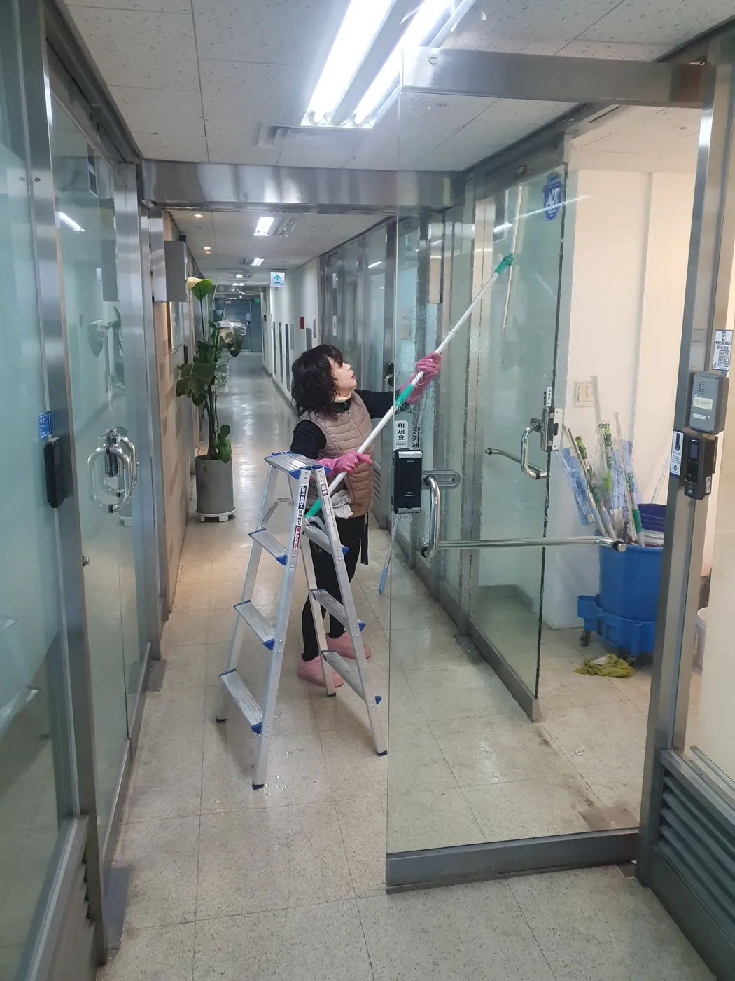 전면 유리 세정 — 군내면 사무실청소 현장
