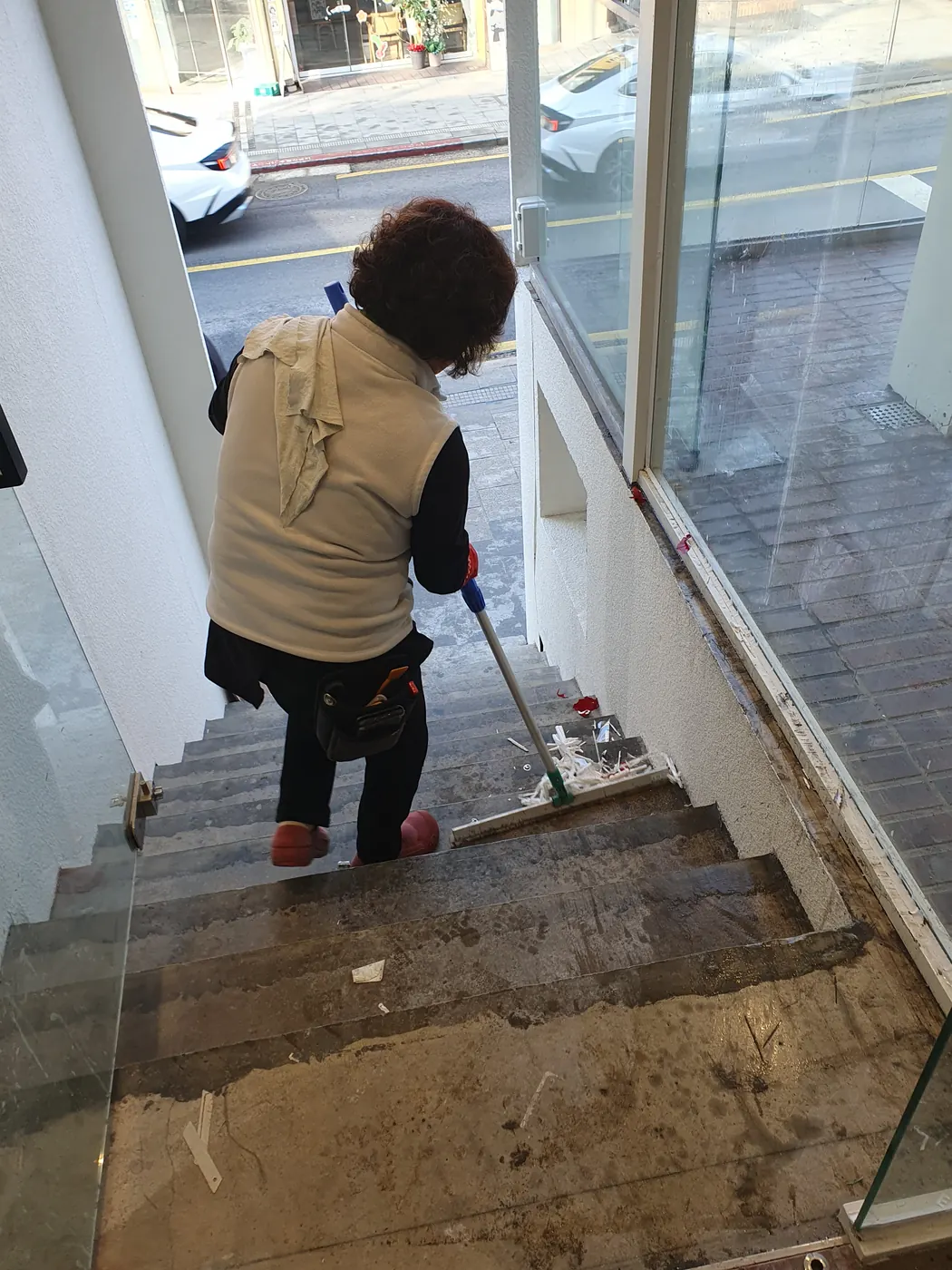 만송동 식당청소 시공 현장 — 바닥 마감 상태