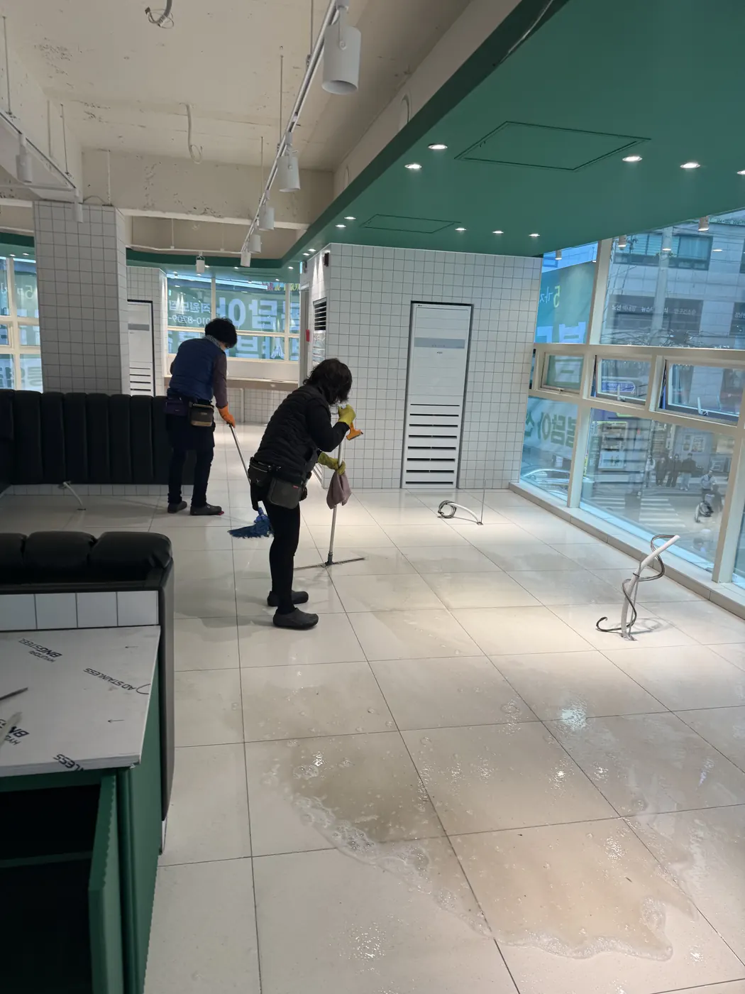 구리시 식당청소 시공 현장 — 주방 바닥 세정