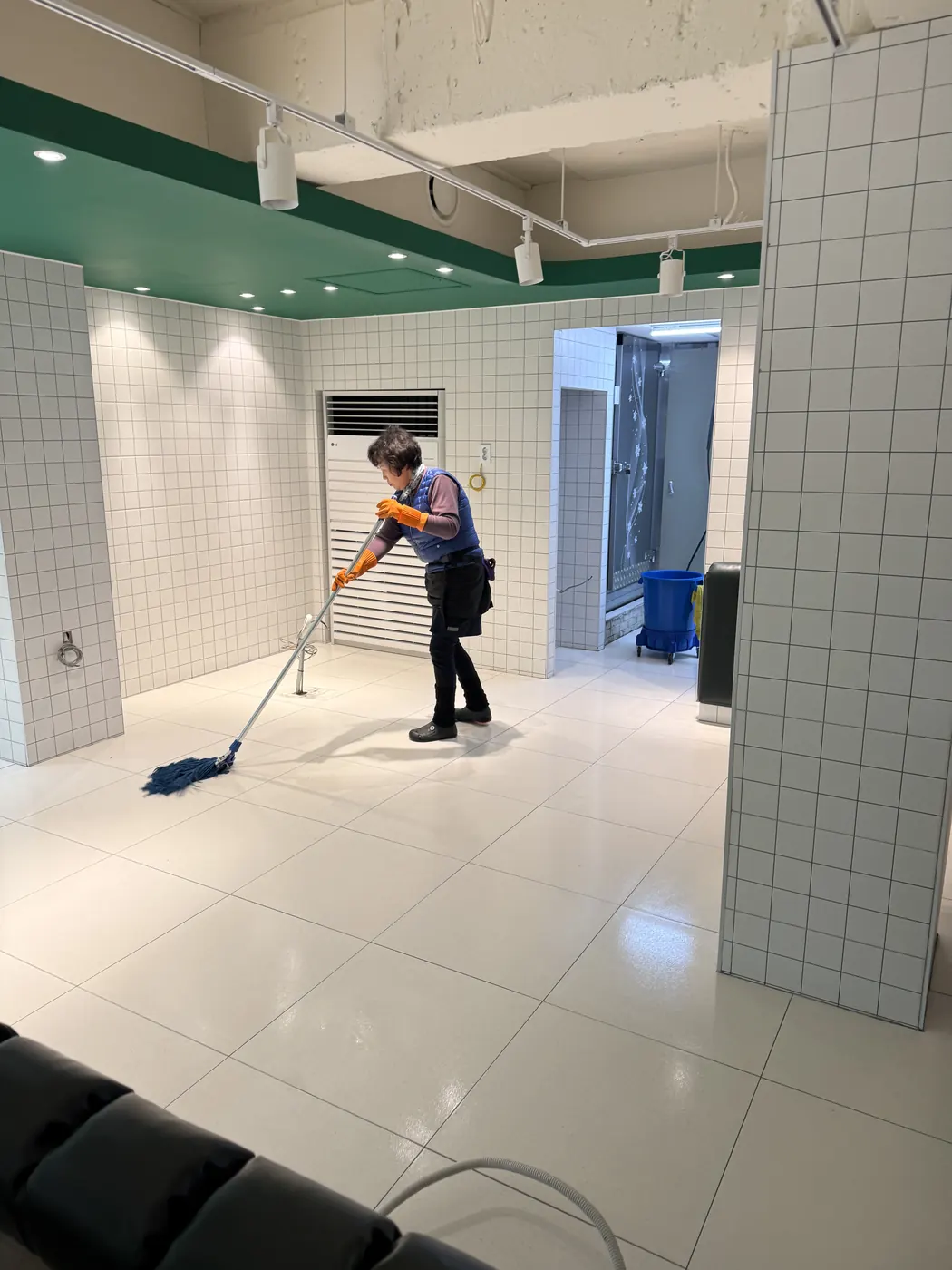 군내면 식당청소 시공 현장 — 바닥 마감 상태