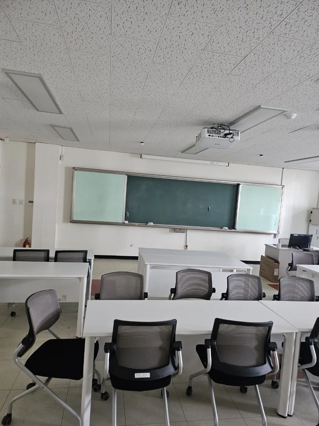 용두동 학교청소 시공 현장 — 교실 마감