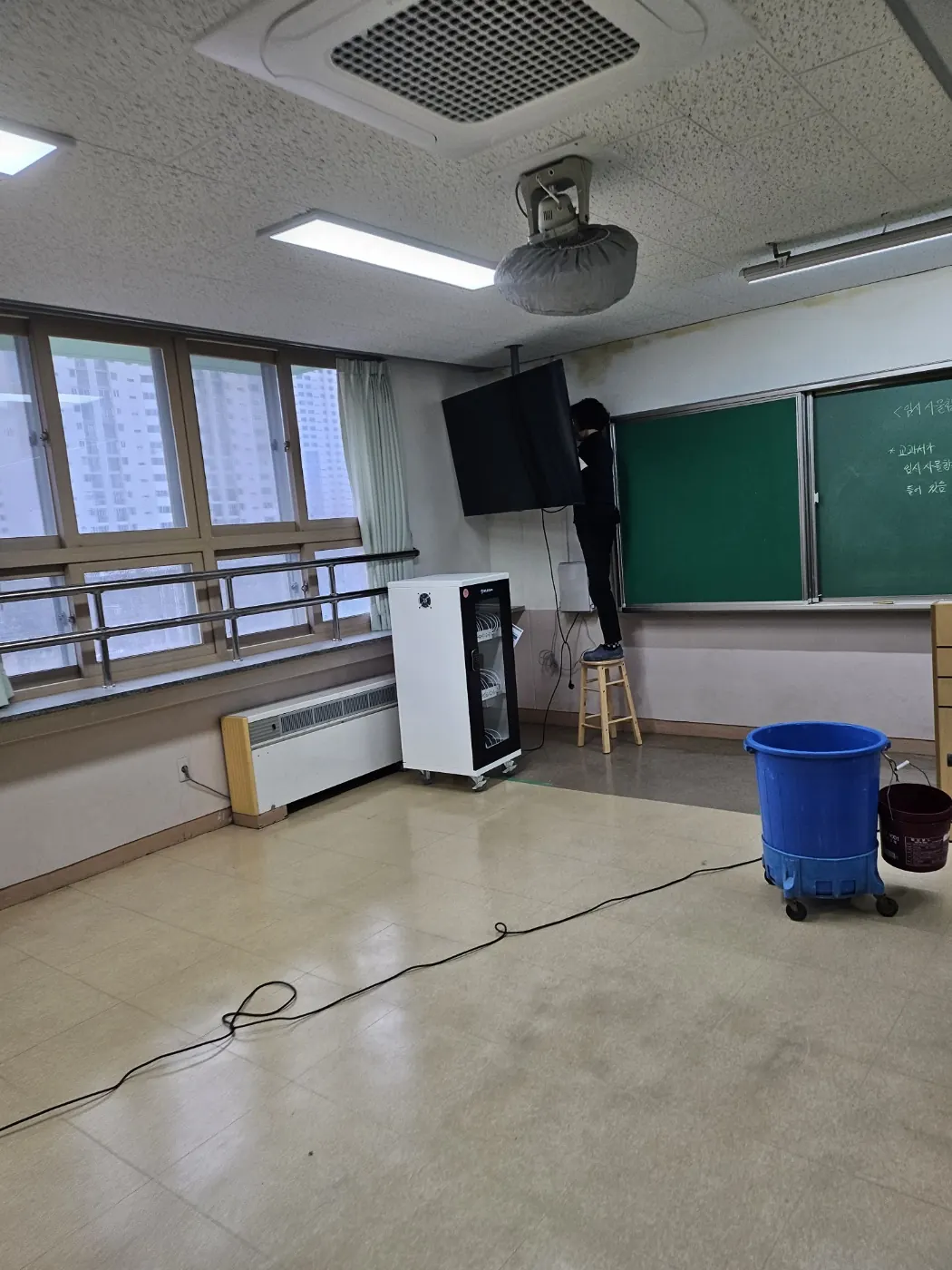 문산읍 학교청소 시공 현장 — 교실 정리