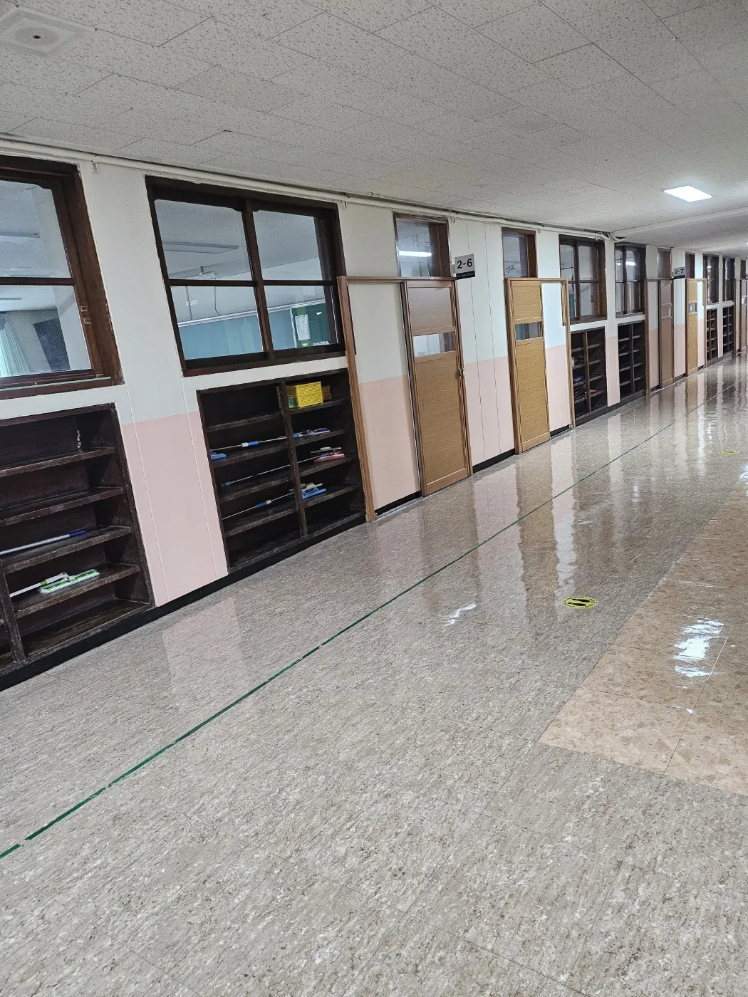 소흘읍 학교청소 시공 현장 — 통로 정리