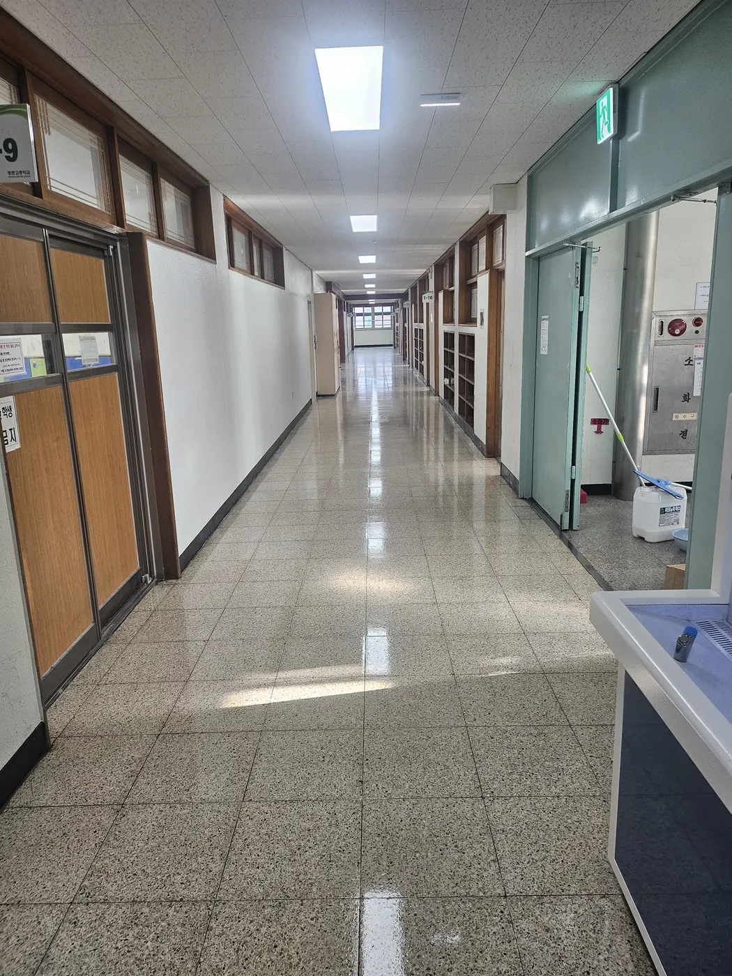 광사동 학교청소 시공 현장 — 통로 정리