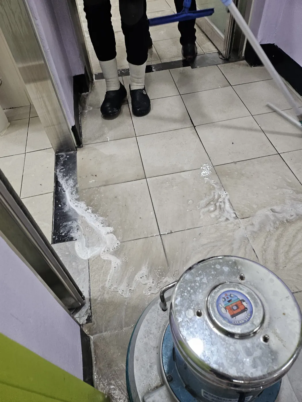 바닥 기계 세정 — 파주시 학교청소 현장