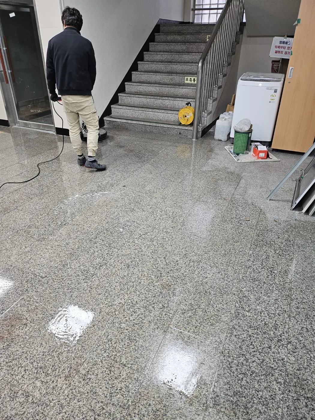 바닥 기계 세정 — 동두천시 학교청소 현장