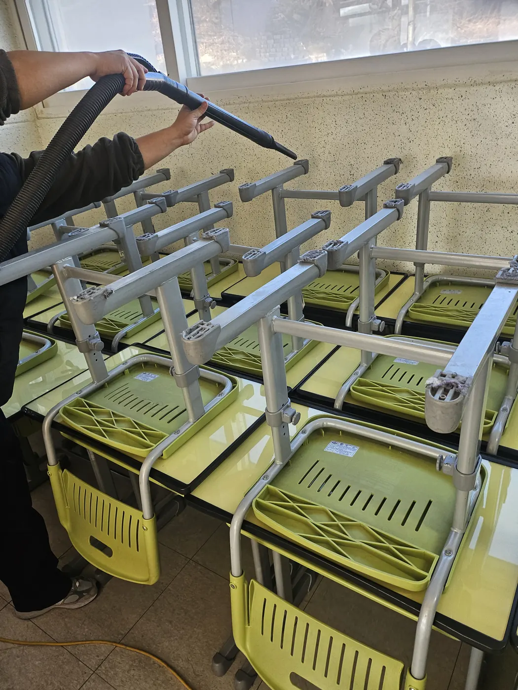 바닥 기계 세정 — 조리읍 학교청소 현장