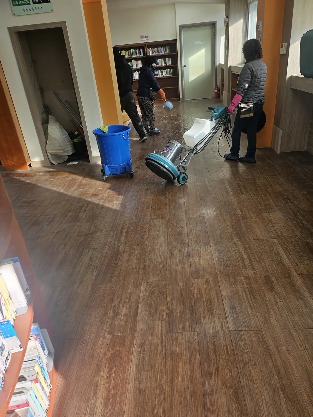 바닥 기계 세정 — 포천시 학교청소 현장