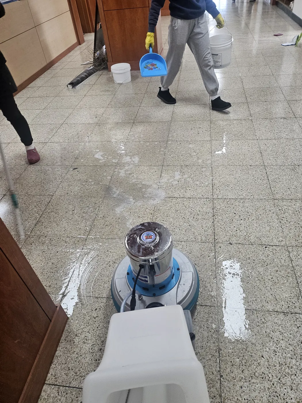왁스 재코팅 — 동두천동 학교청소 현장