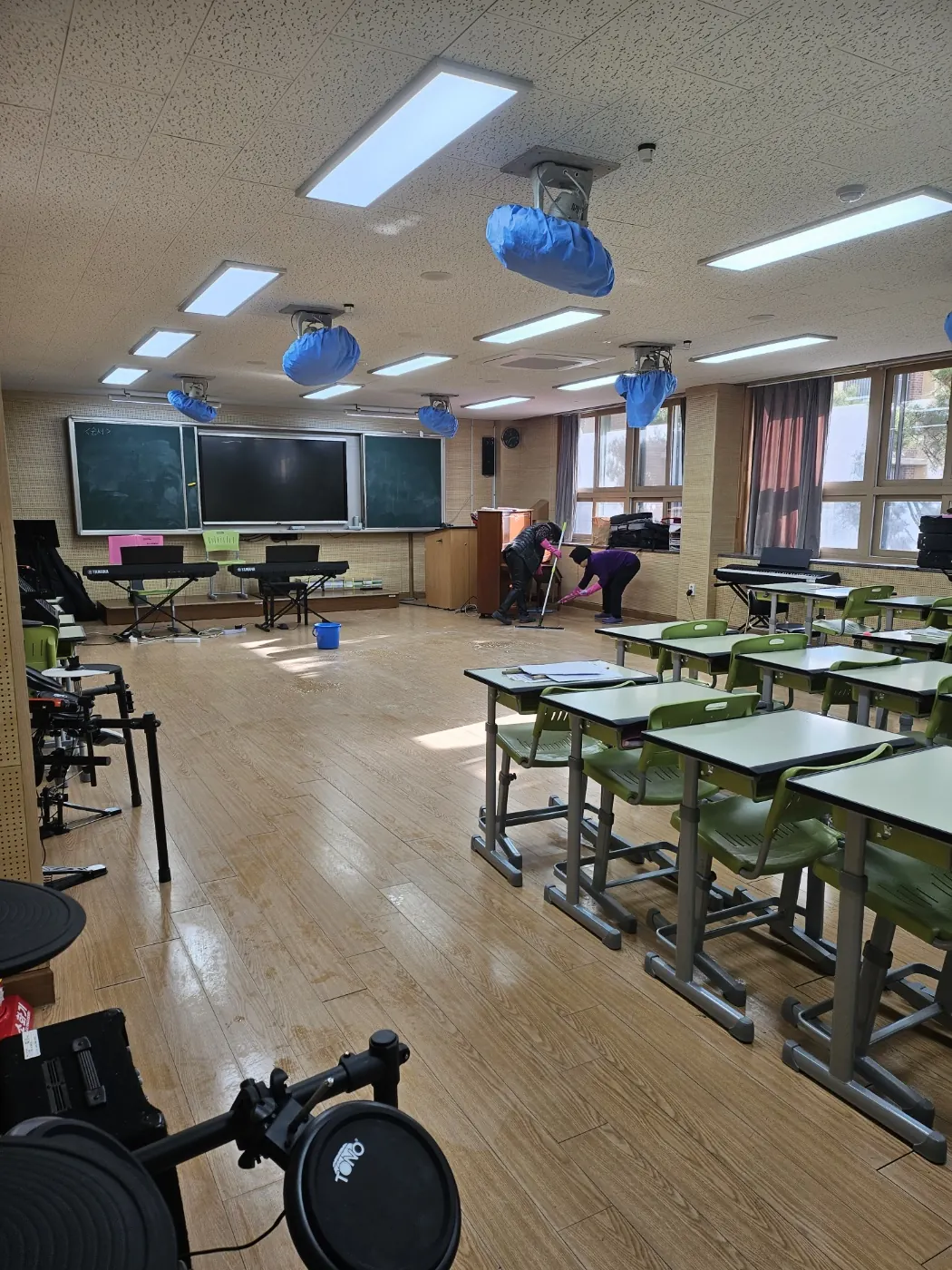 바닥 물걸레 마감 — 대자동 학교청소 현장