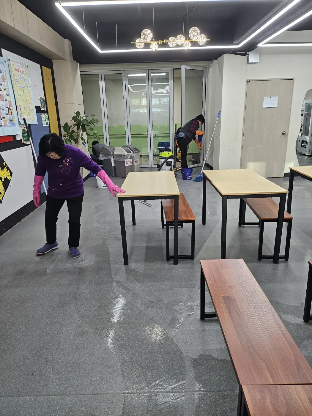 바닥 물걸레 마감 — 영북면 학교청소 현장