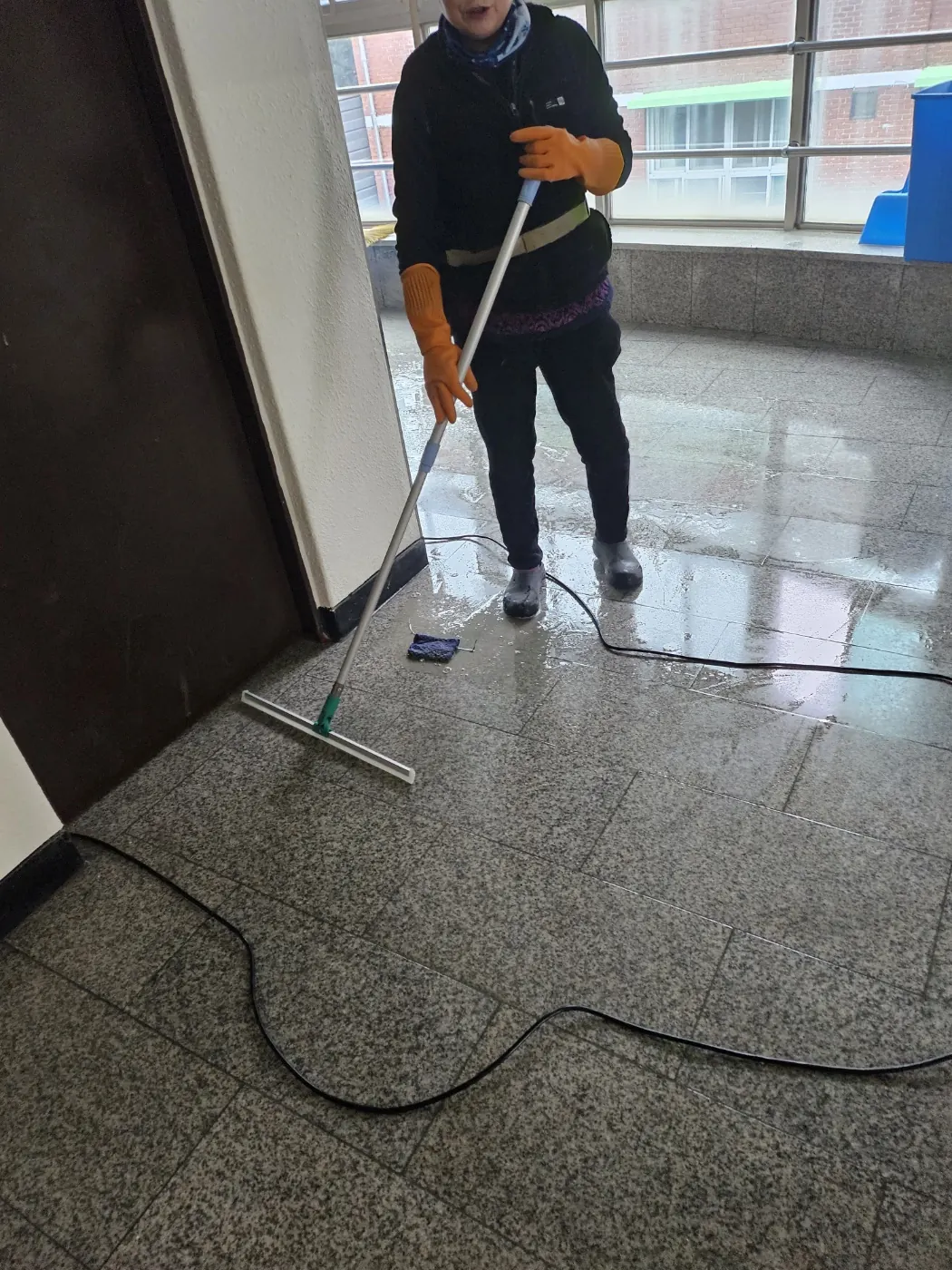 바닥 물걸레 마감 — 구리시 학교청소 현장