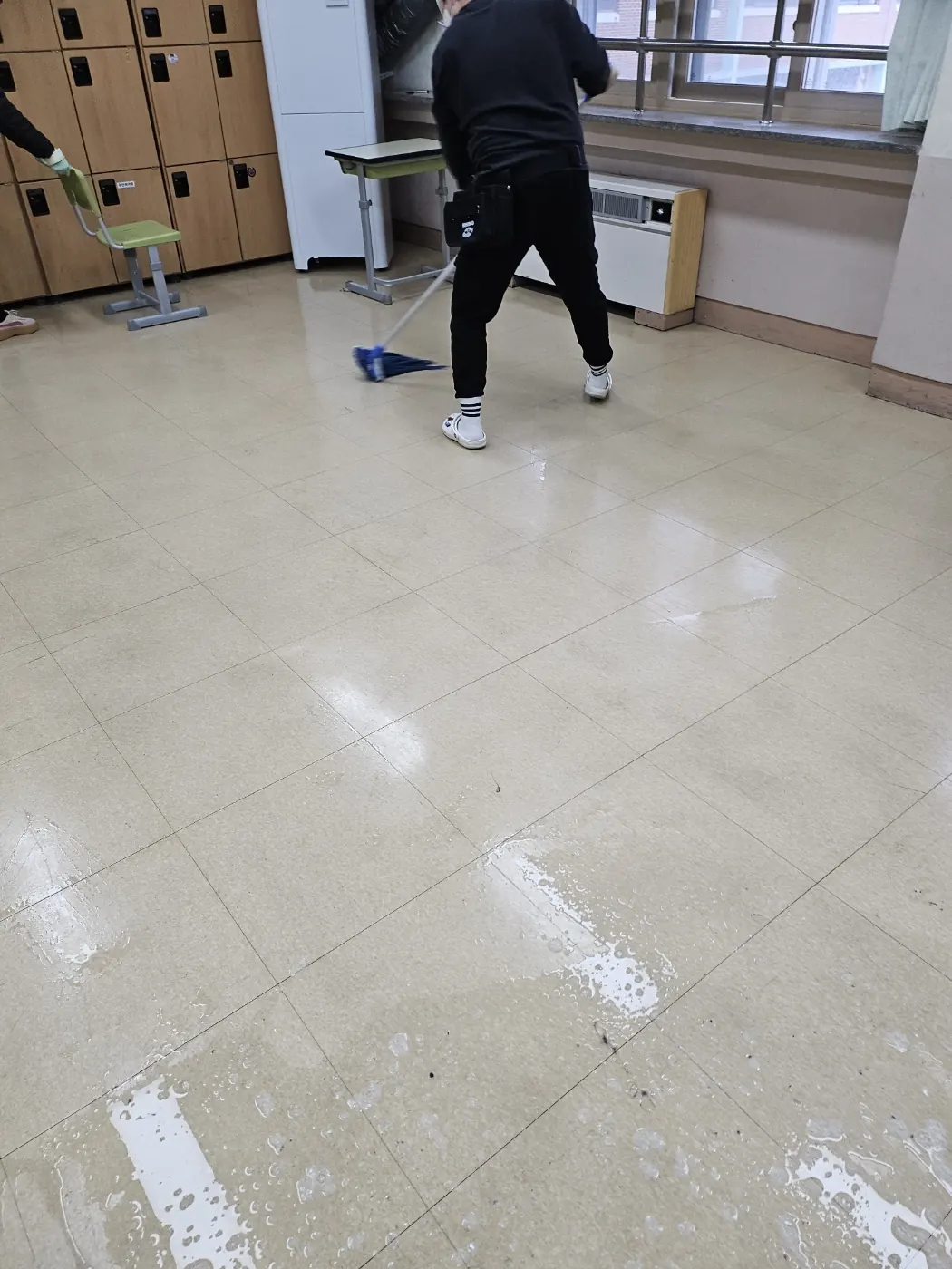 바닥 물걸레 마감 — 동패동 학교청소 현장